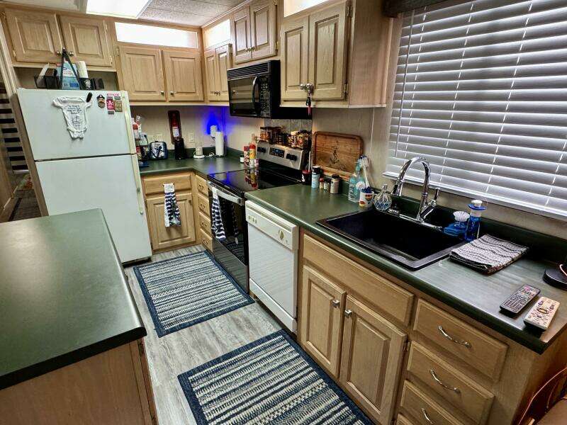 1999 Aqua Chalet 16 x 68 Widebody