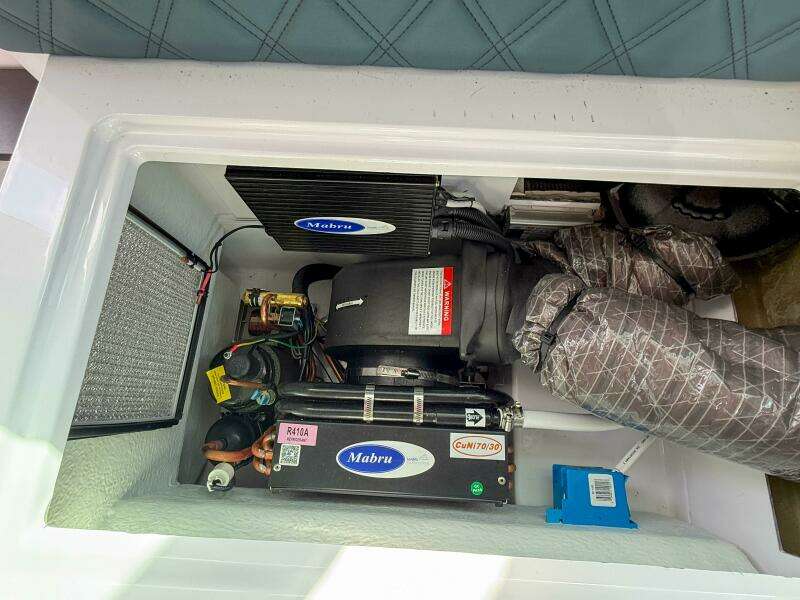 2023 Axopar 37 XC AFT CABIN