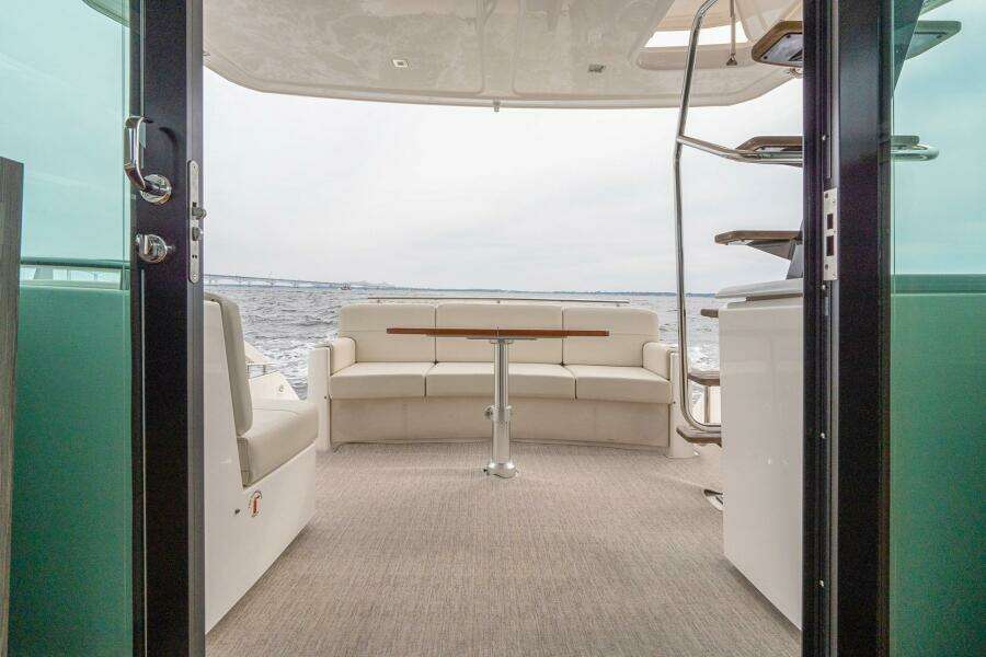 2021 Tiara Yachts 4400 Flybridge
