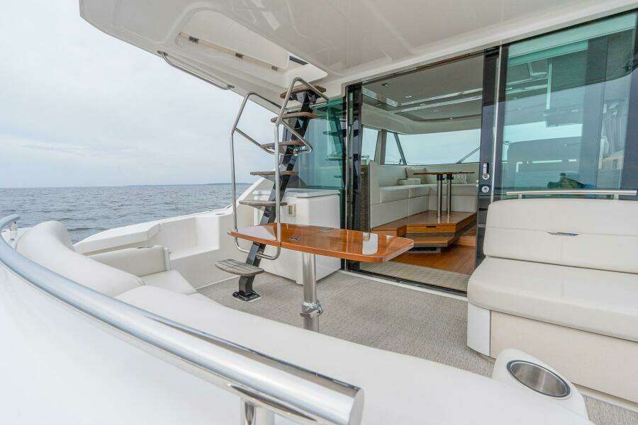 2021 Tiara Yachts 4400 Flybridge