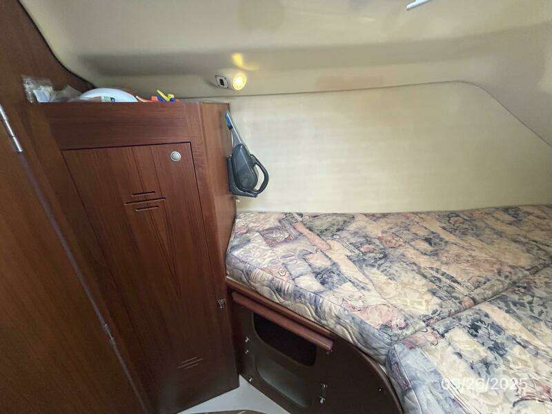 37' Hunter guest stateroom port