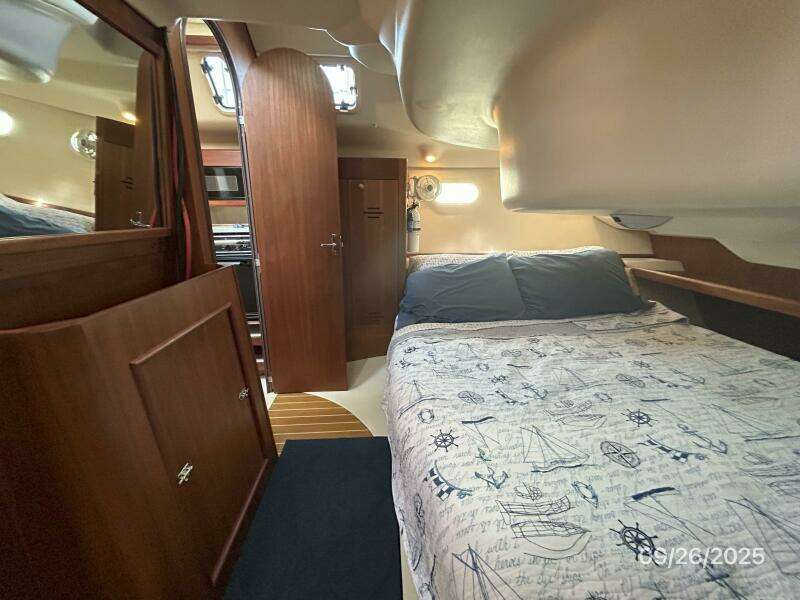 37' Hunter master stateroom starboard