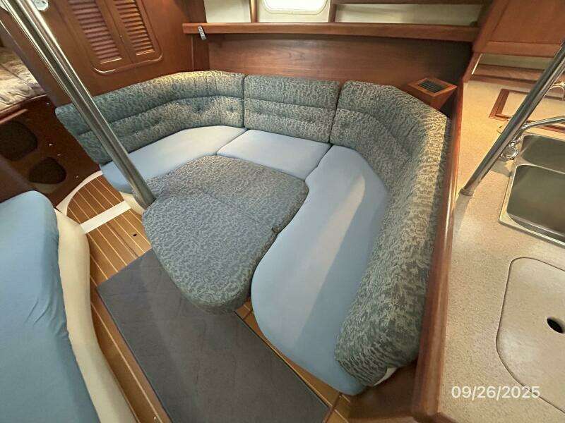 37' Hunter salon starboard berth1