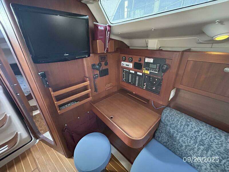 37' Hunter nav station