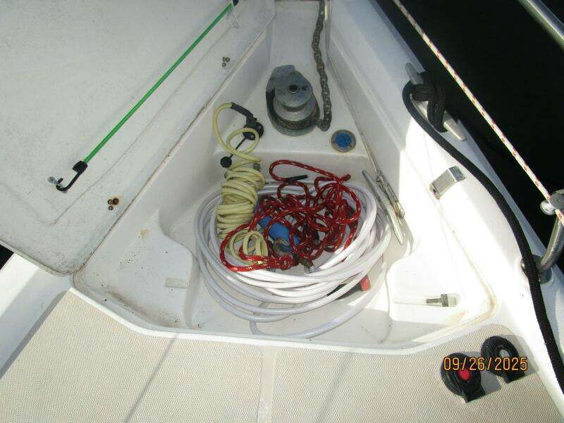37' Hunter anchor windlass2