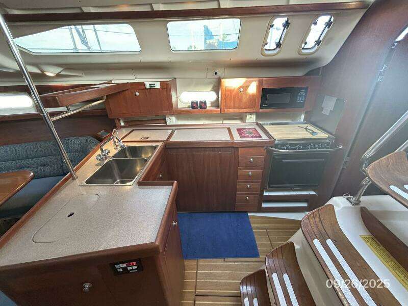 37' Hunter galley3
