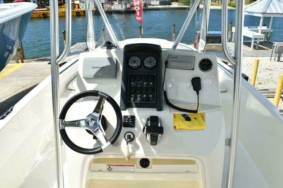 2010 Boston Whaler 230 Dauntless
