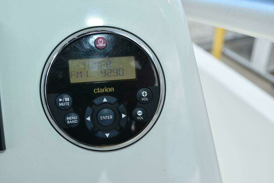 2010 Boston Whaler 230 Dauntless