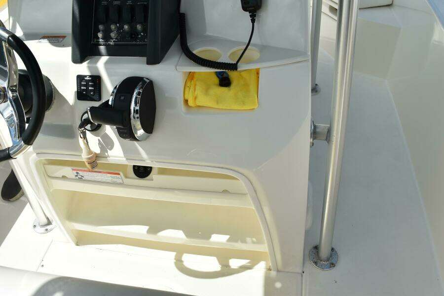 2010 Boston Whaler 230 Dauntless