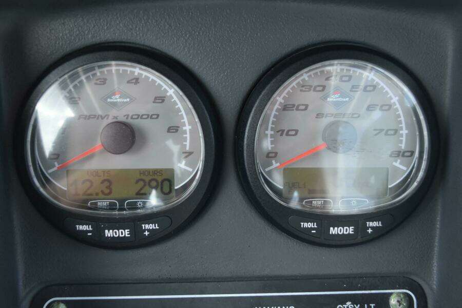 2010 Boston Whaler 230 Dauntless