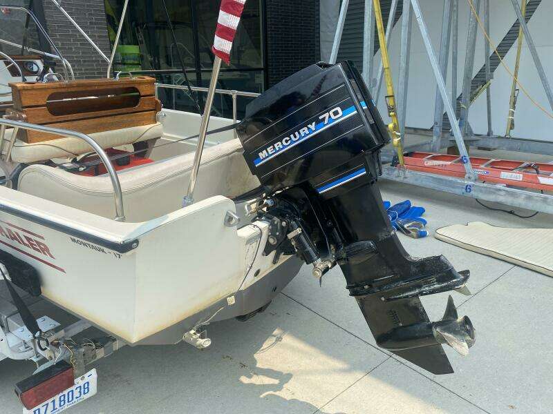 1981 Boston Whaler 17 Montauk