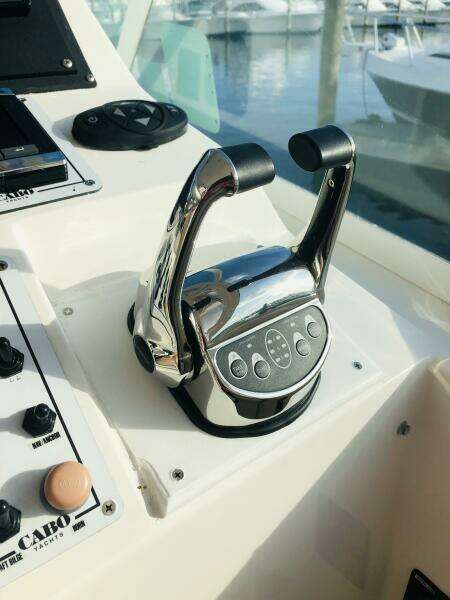 2000 Cabo 31 Express