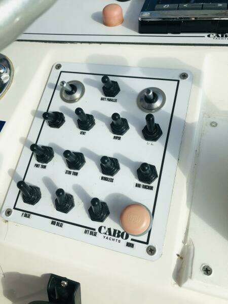 2000 Cabo 31 Express