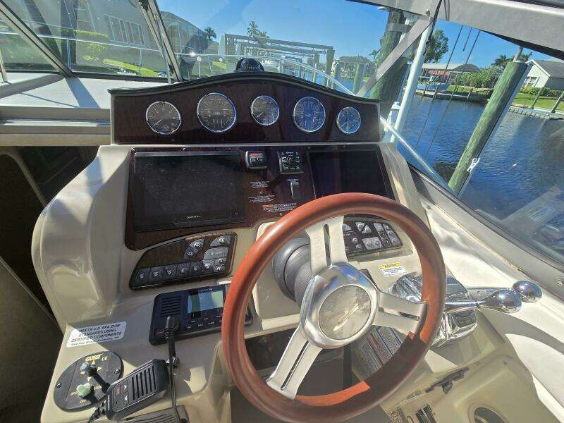 2010 Sea Ray 330 Sundancer