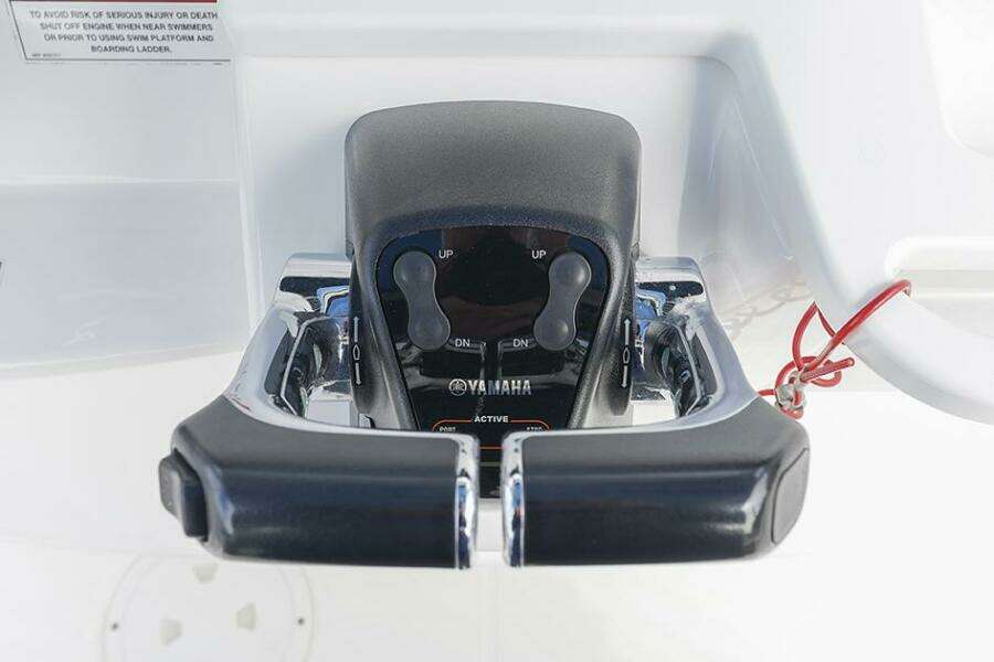 2015 Everglades 295 Center Console