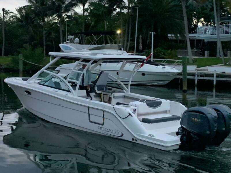 2021 Robalo R317 Dual Console