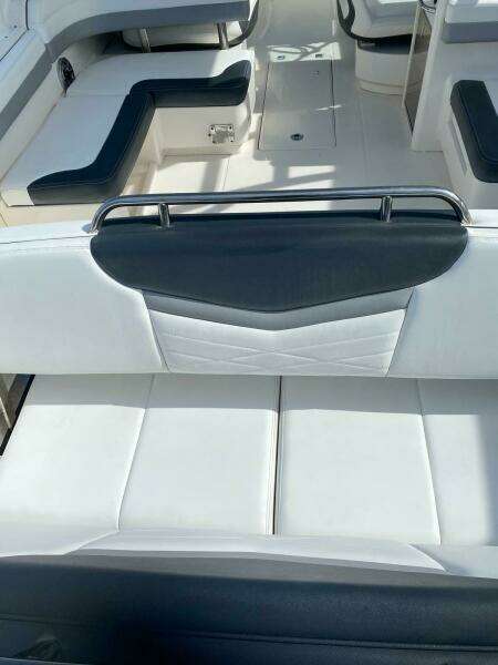 2021 Robalo R317 Dual Console