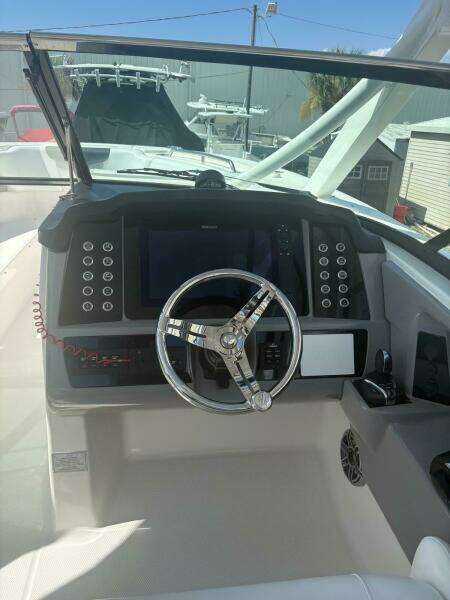 2021 Robalo R317 Dual Console