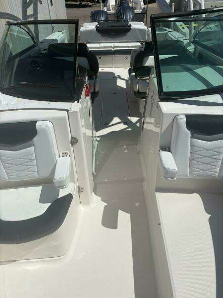 2021 Robalo R317 Dual Console