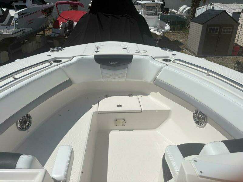 2021 Robalo R317 Dual Console