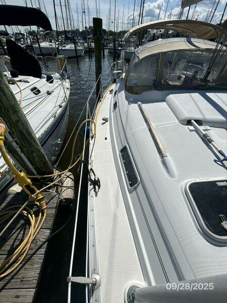 38' Beneteau starboard side deck2