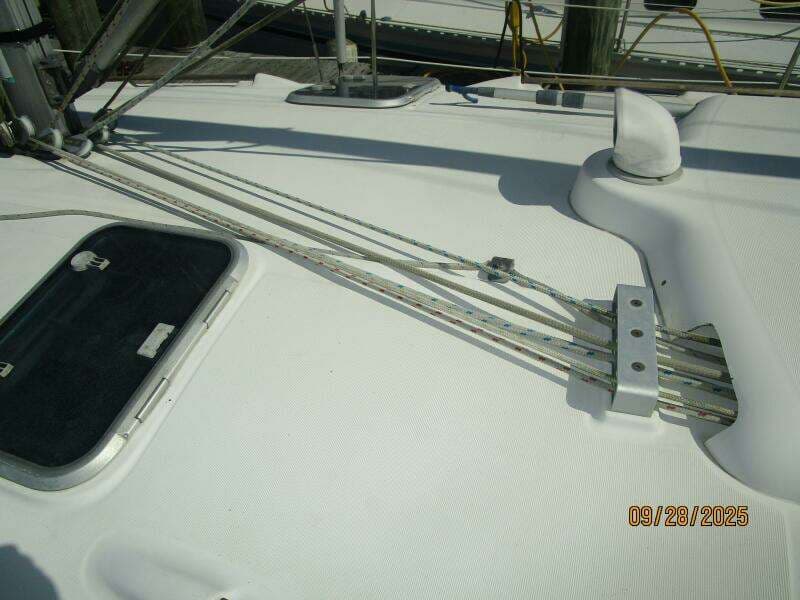 38' Beneteau lines leading aft