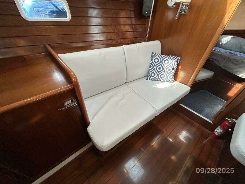 38' Beneteau salon port seating1