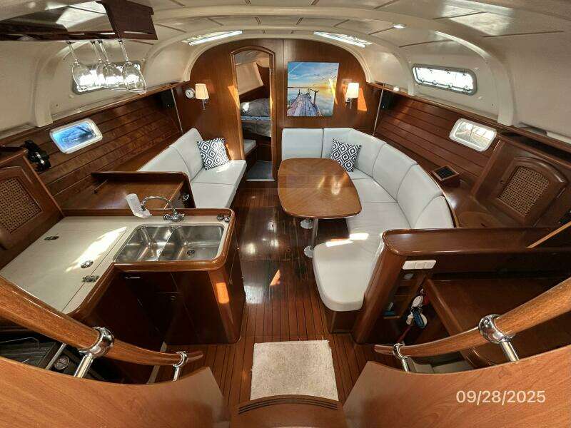 38' Beneteau salon forward