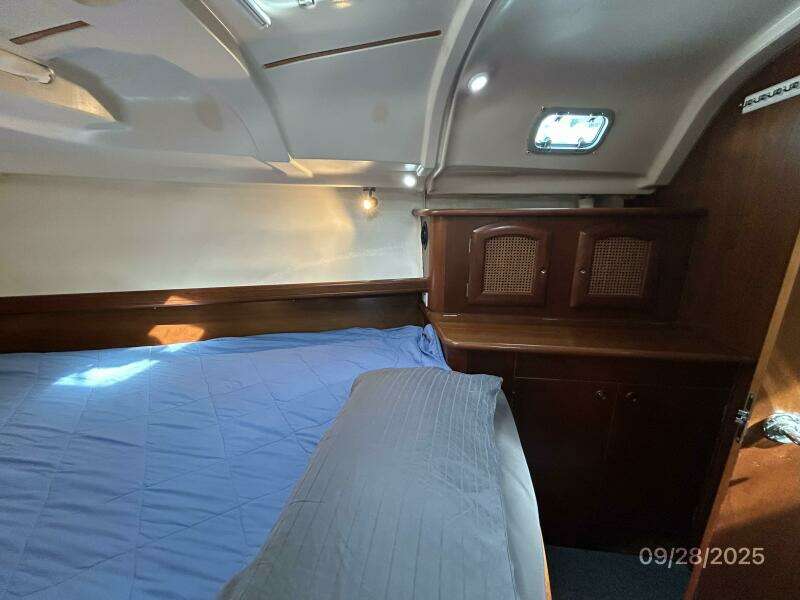 38' Beneteau forward stateroom starboard