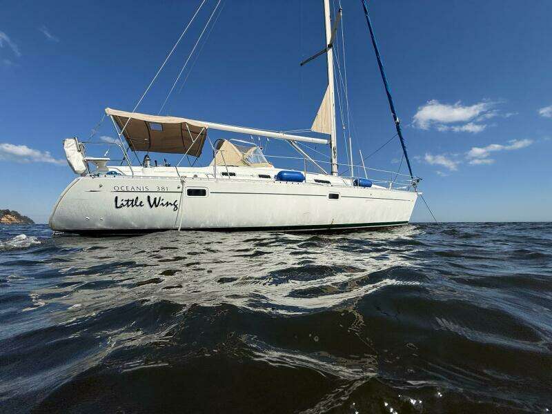 38' Beneteau starboard profile