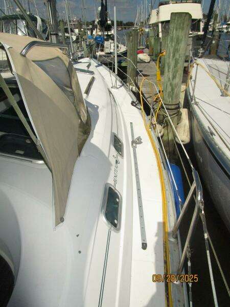 38' Beneteau starboard side deck1