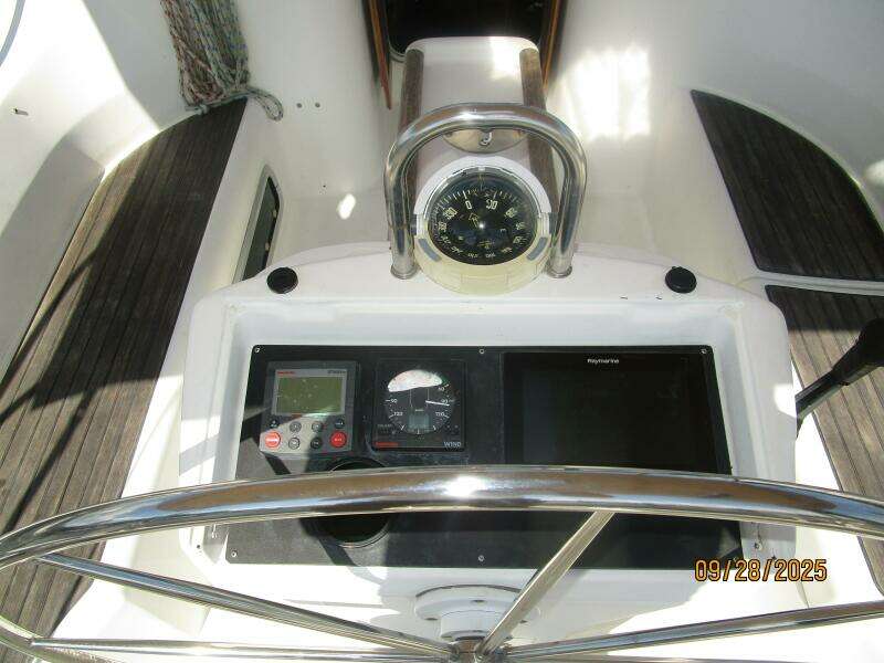 38' Beneteau cockpit helm2