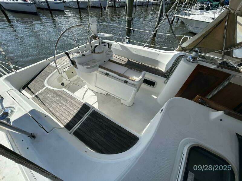 38' Beneteau cockpit1