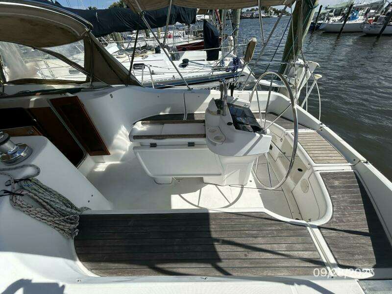 38' Beneteau cockpit starboard