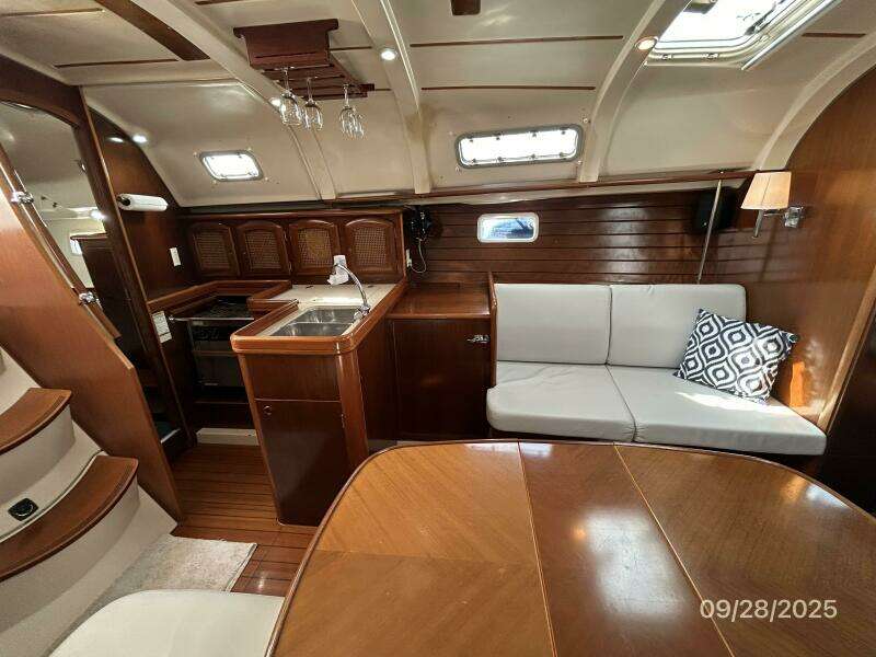 38' Beneteau salon port