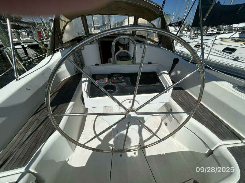 38' Beneteau cockpit helm1