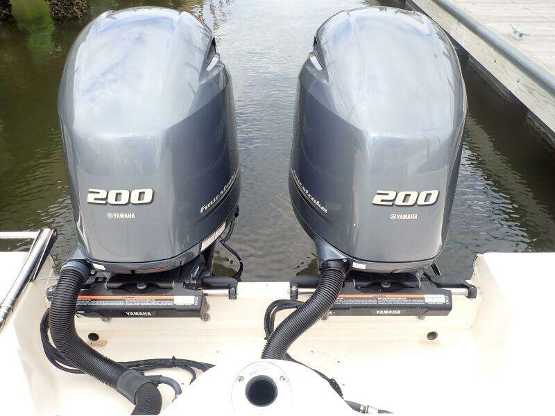 2021 Grady-White 275