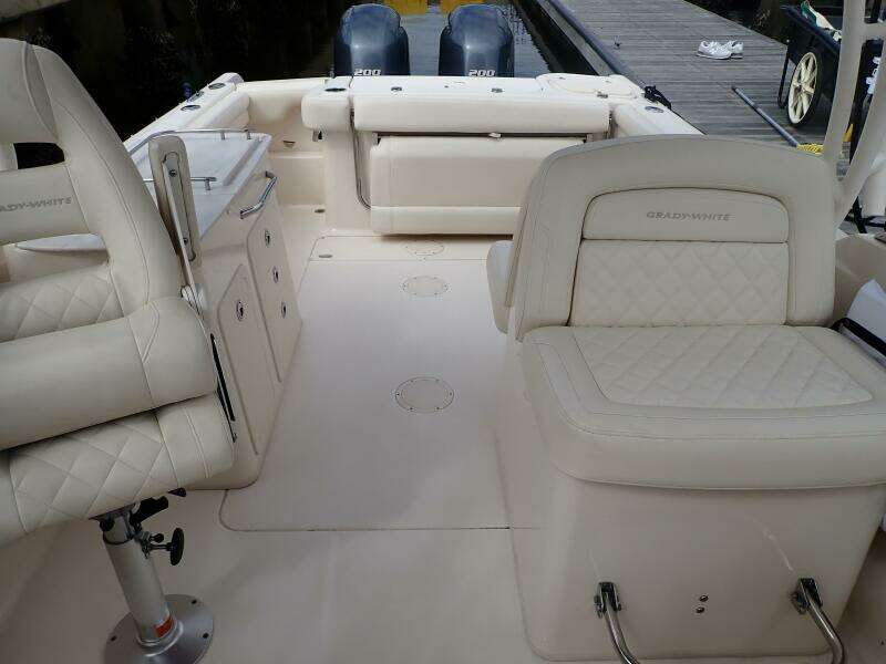 2021 Grady-White 275
