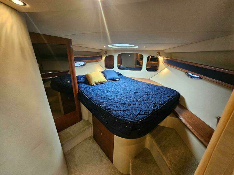 2004 Cruisers Yachts 370 Express