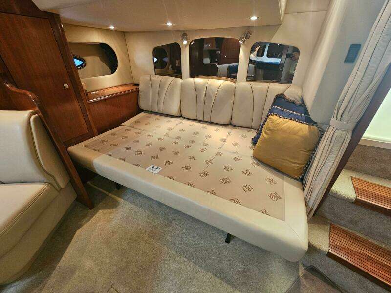 2004 Cruisers Yachts 370 Express