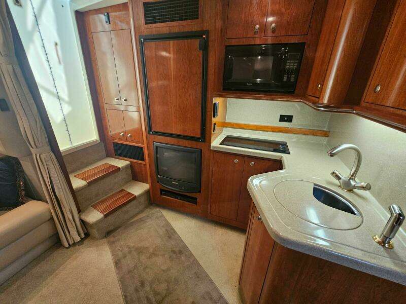2004 Cruisers Yachts 370 Express