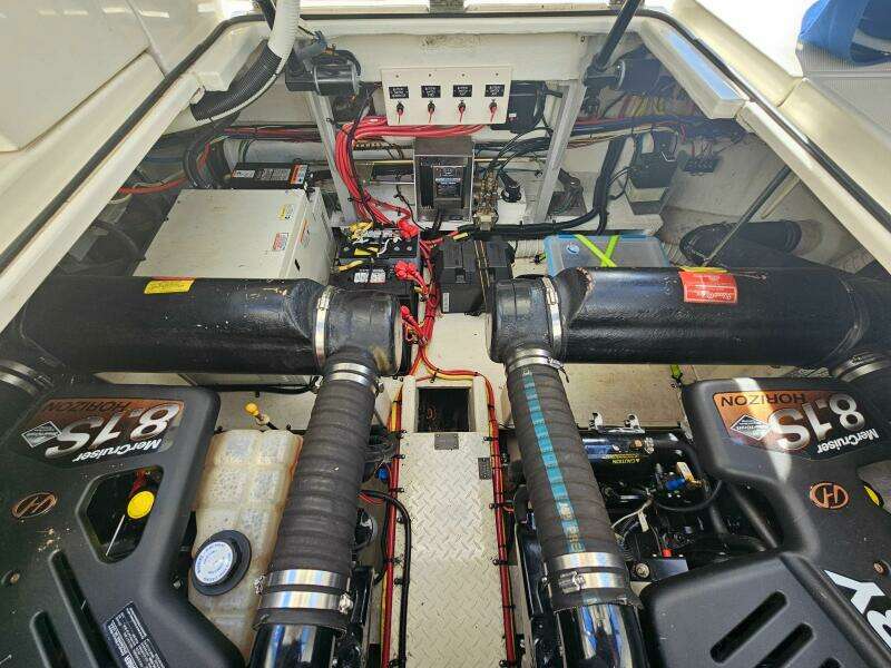 2004 Cruisers Yachts 370 Express