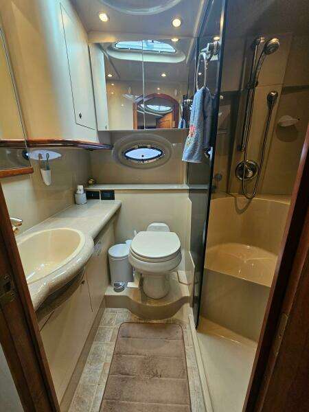 2004 Cruisers Yachts 370 Express