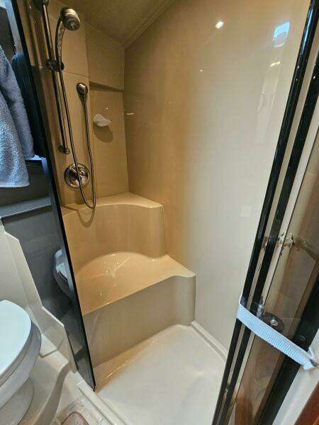 2004 Cruisers Yachts 370 Express