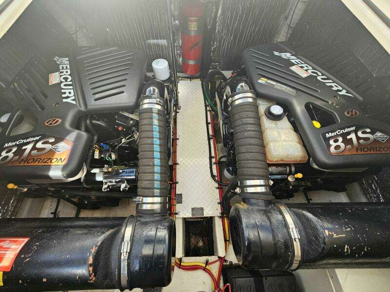 2004 Cruisers Yachts 370 Express