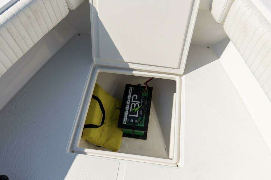 2003 31 Jupiter 31FS Miss Millie II Forward Storage