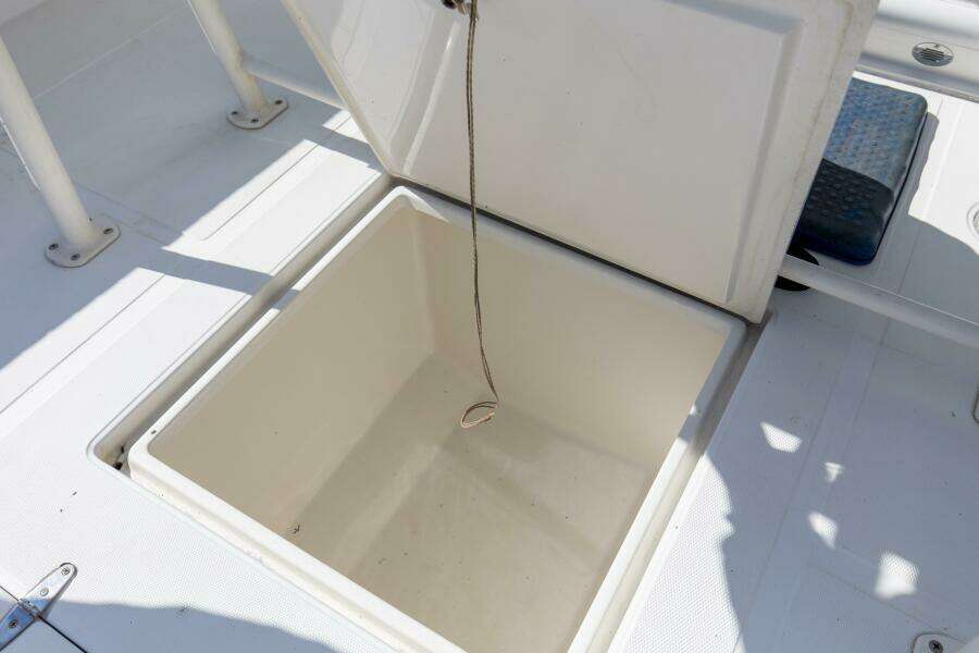 2003 31 Jupiter 31FS Miss Millie II Storage