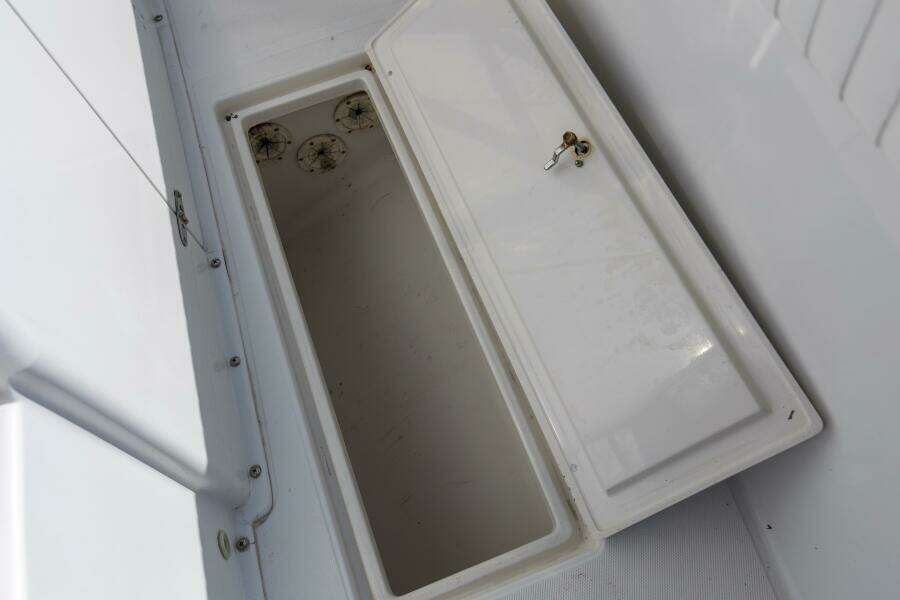 2003 31 Jupiter 31FS Miss Millie II Rod Holder Storage