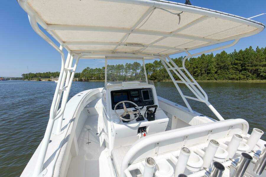 2003 31 Jupiter 31FS Miss Millie II Helm