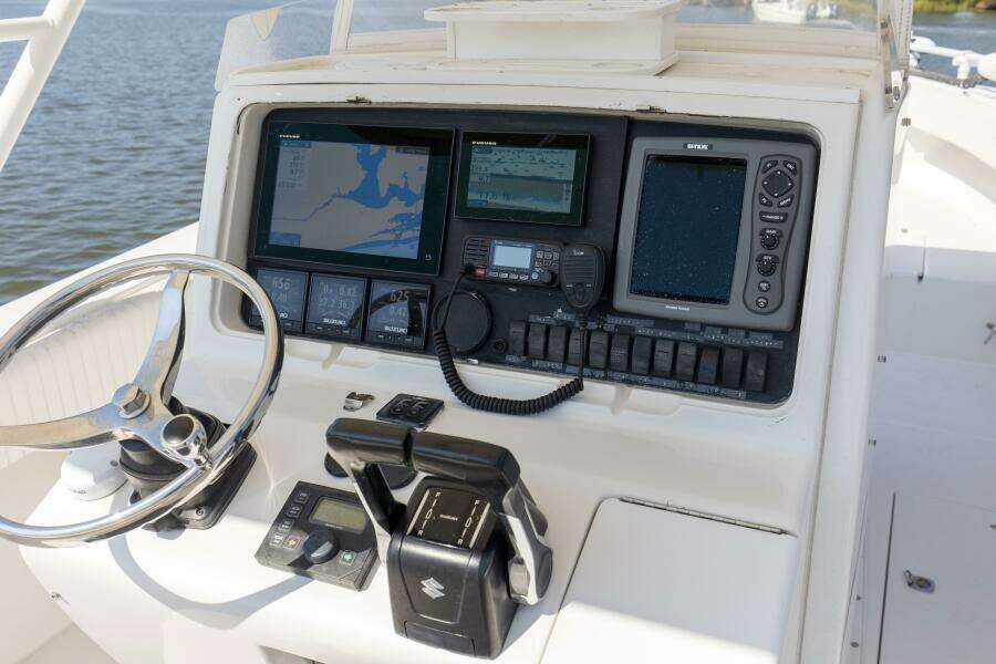 2003 31 Jupiter 31FS Miss Millie II Helm (2)